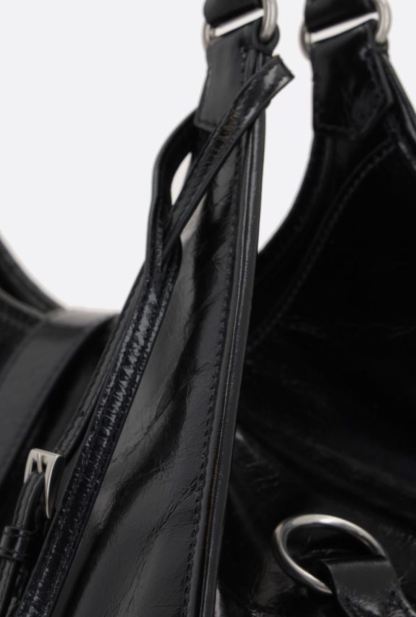 【Prada】どんなスタイルも格上げする、万能バッグ🎉どんなシーンでも主役に、洗練されたデザイン💃