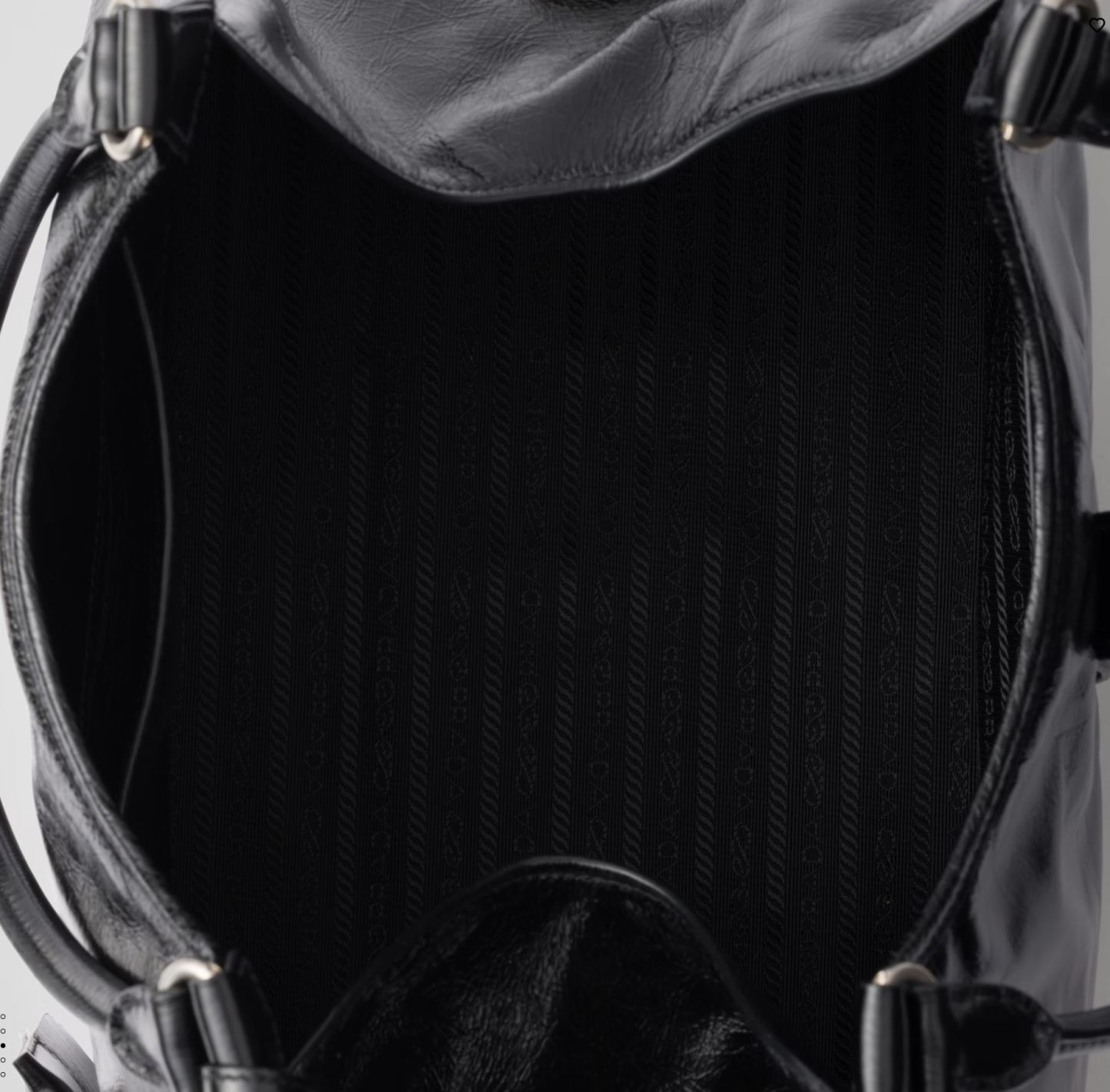 【Prada】どんなスタイルも格上げする、万能バッグ🎉どんなシーンでも主役に、洗練されたデザイン💃