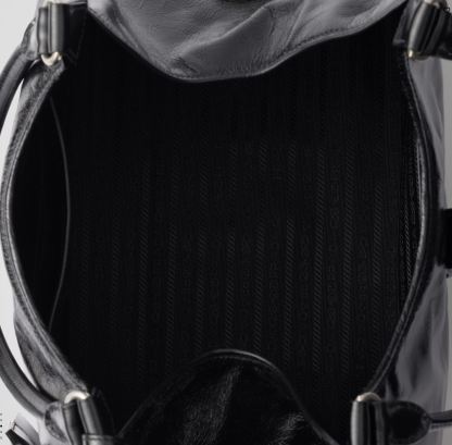 【Prada】どんなスタイルも格上げする、万能バッグ🎉どんなシーンでも主役に、洗練されたデザイン💃