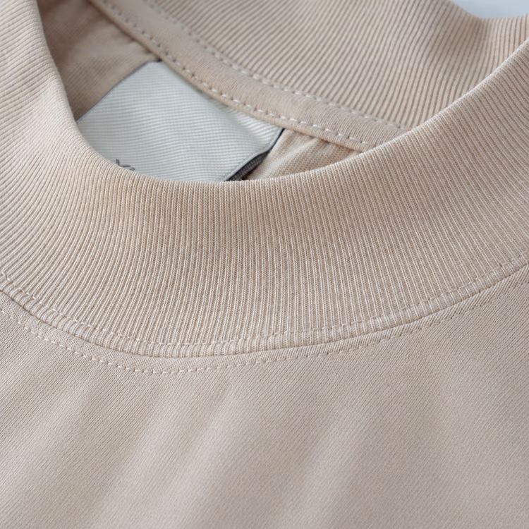 秋ジャケットの専用インナー　ドロップショルダー5分袖コットンモックネックTシャツ　体型を選ばず、ゆったりシルエット