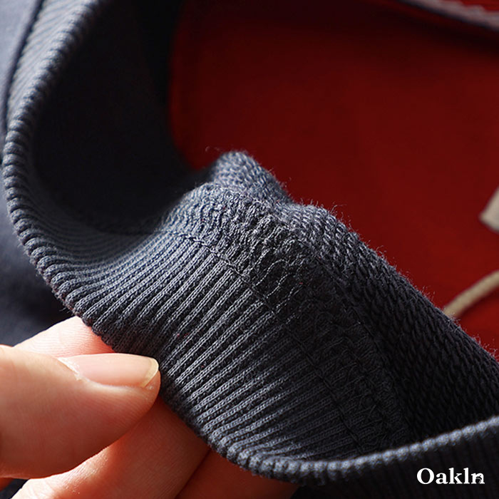 裾にシンプルなタグ付き　無地クルーネックスウェット-oakln