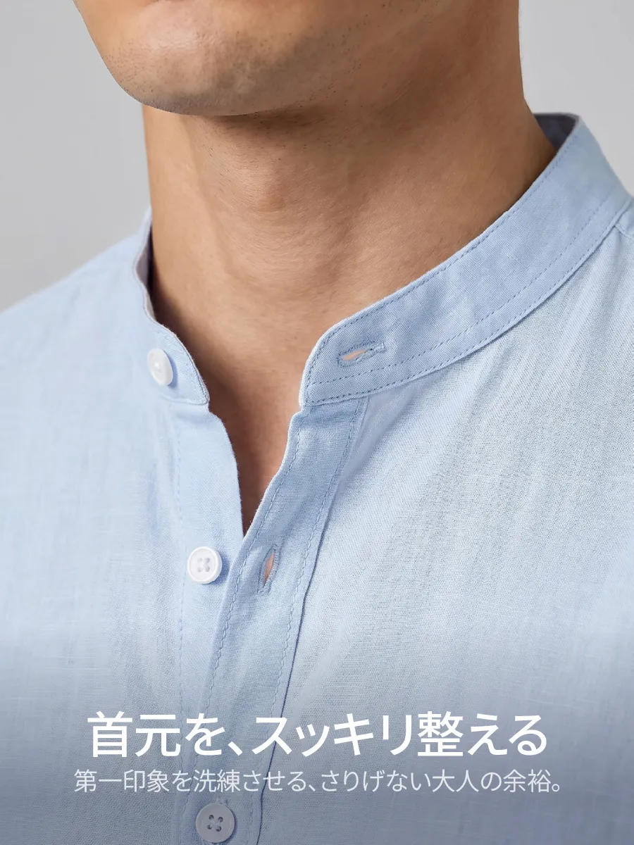 【すっきりとした首元】ミニマルな立ち襟で、清潔感のある印象に。