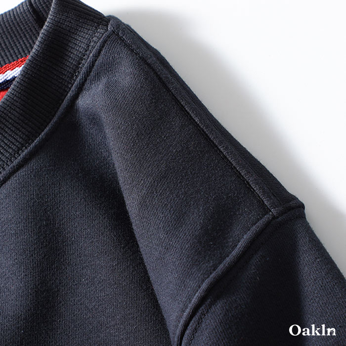 裾にシンプルなタグ付き　無地クルーネックスウェット-oakln