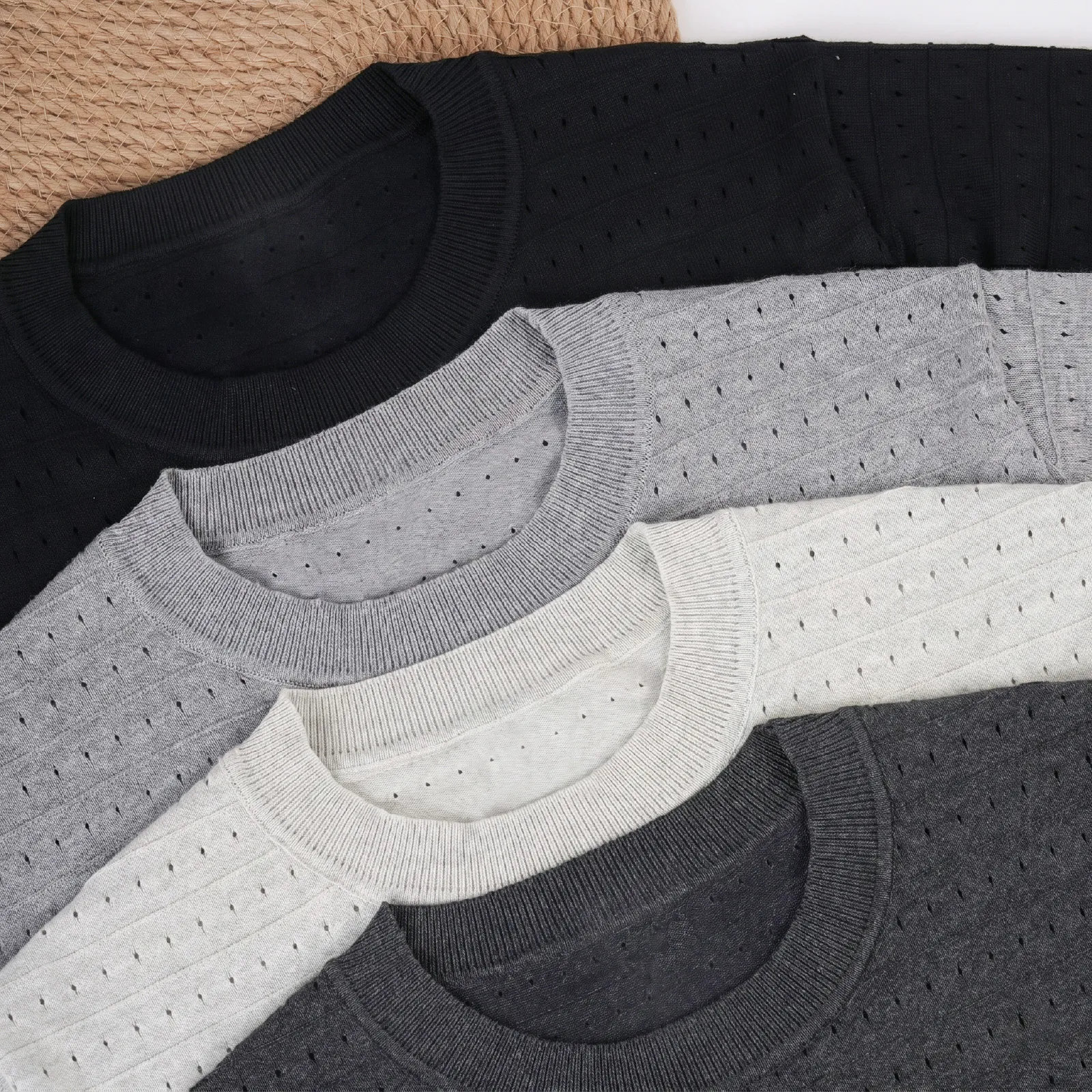 接触冷感透かし編みニットTシャツ  全体に通気孔がある  型崩れしにくい