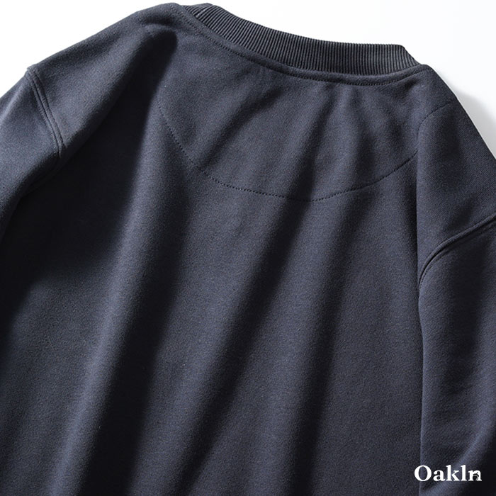 裾にシンプルなタグ付き　無地クルーネックスウェット-oakln
