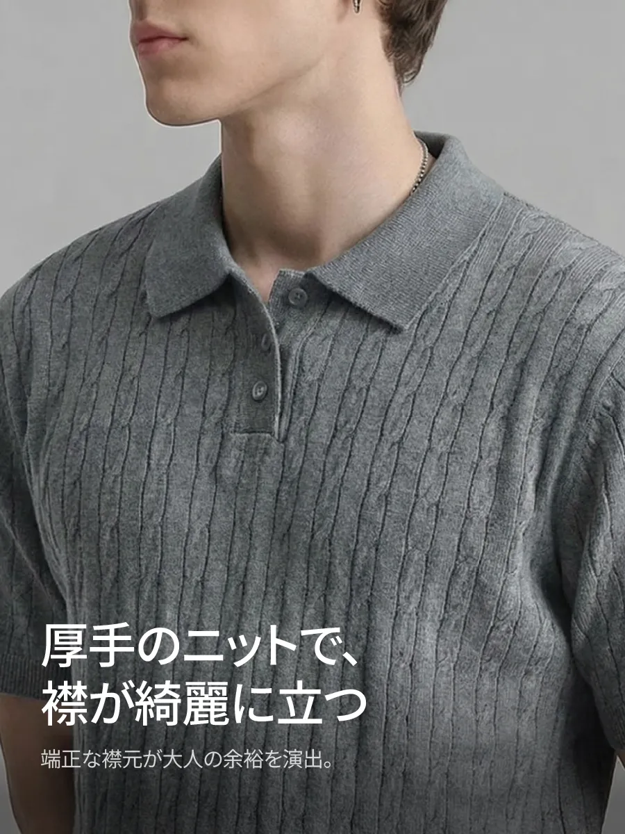 【襟元が型崩れしにくい】厚手ニットで、きちんと感を演出。