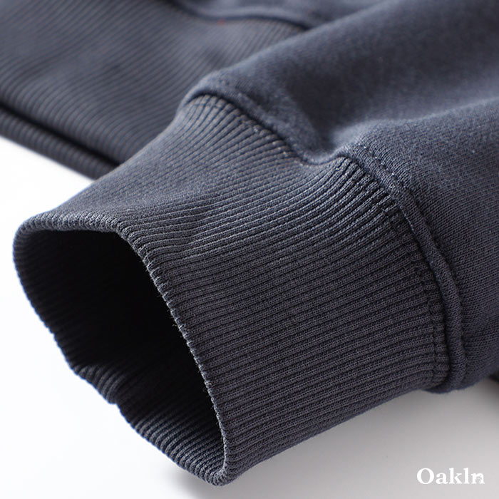 裾にシンプルなタグ付き　無地クルーネックスウェット-oakln