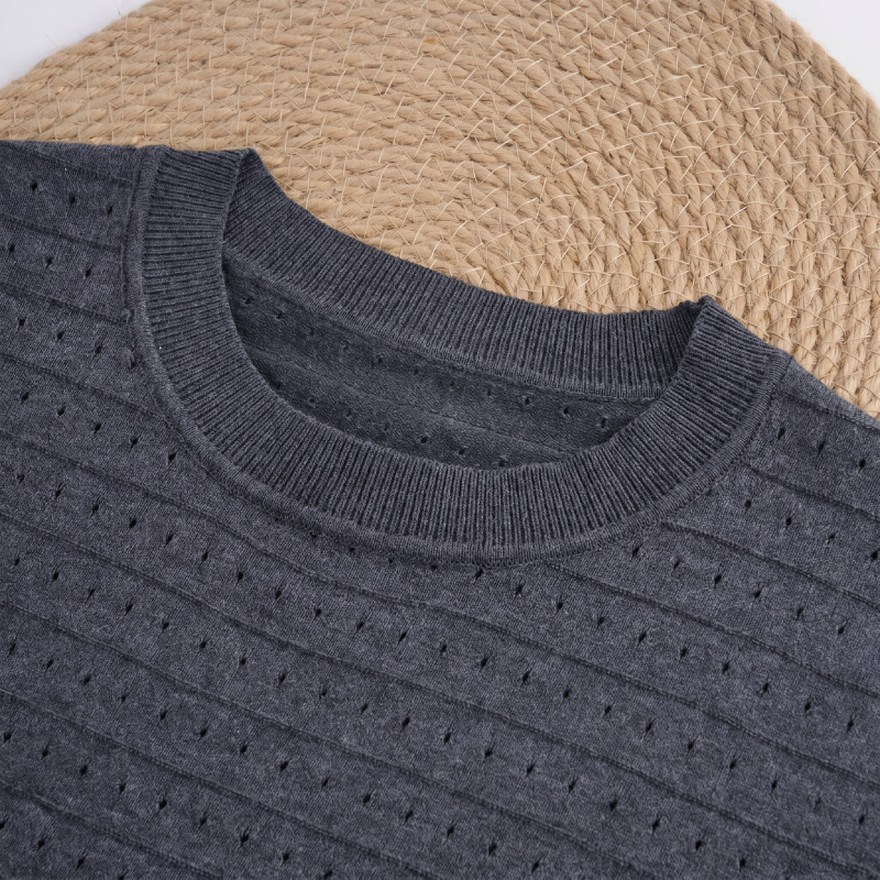 接触冷感透かし編みニットTシャツ  全体に通気孔がある  型崩れしにくい