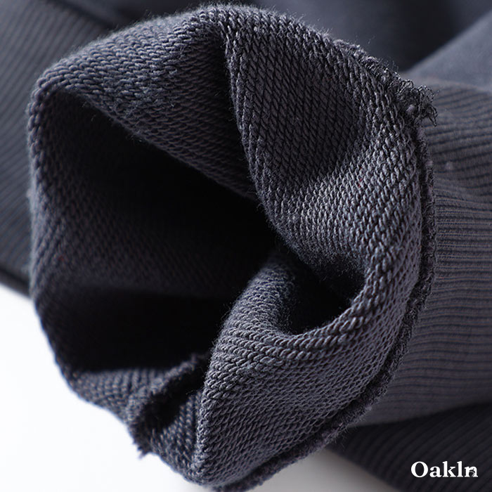 裾にシンプルなタグ付き　無地クルーネックスウェット-oakln