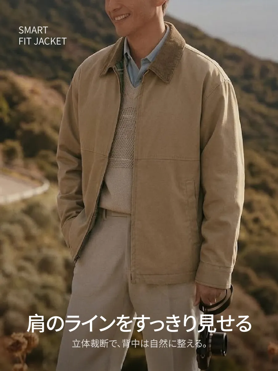 【ほどよいドロップショルダー】肩まわりにゆとりがあり、重ね着してもすっきり見える。