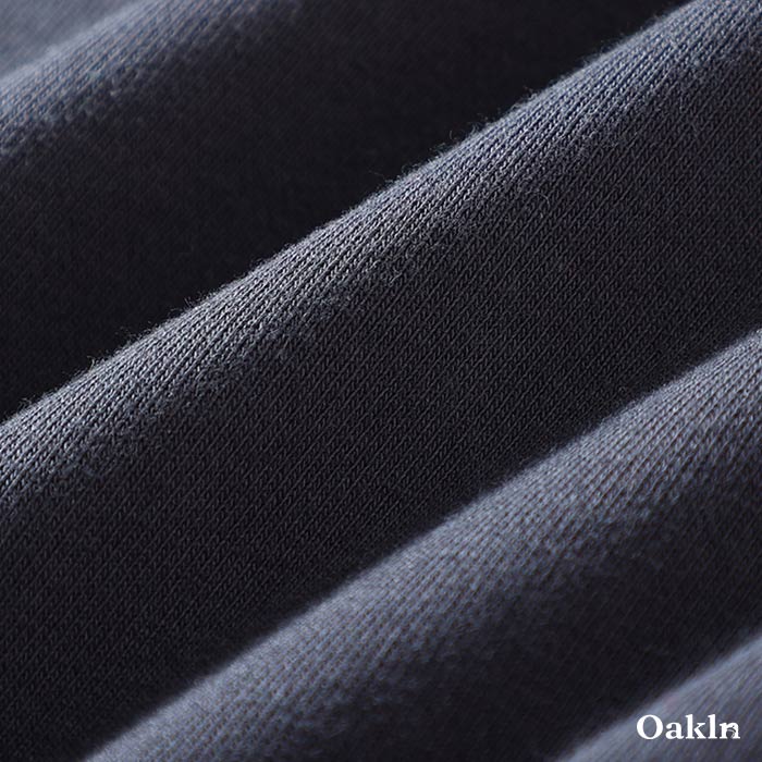 裾にシンプルなタグ付き　無地クルーネックスウェット-oakln