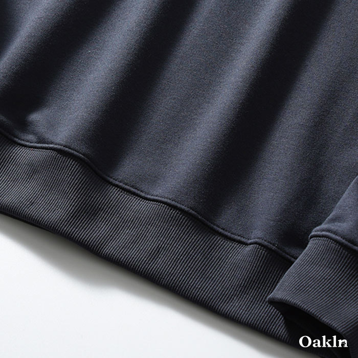 裾にシンプルなタグ付き　無地クルーネックスウェット-oakln