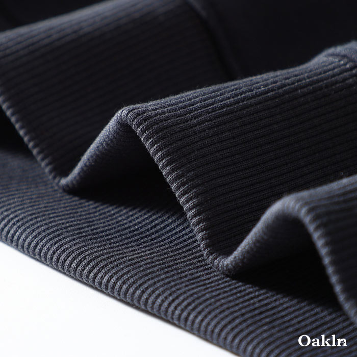 裾にシンプルなタグ付き　無地クルーネックスウェット-oakln