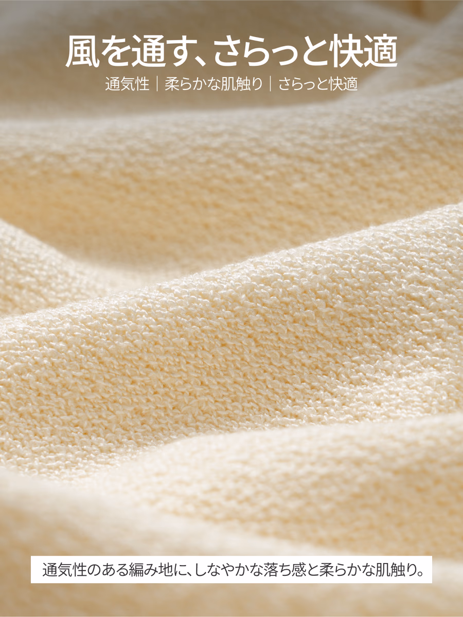 通気性のあるニット編みに、なめらかな落ち感とやわらかな肌触り。一枚で着ても、さらっと快適な着心地が続く。