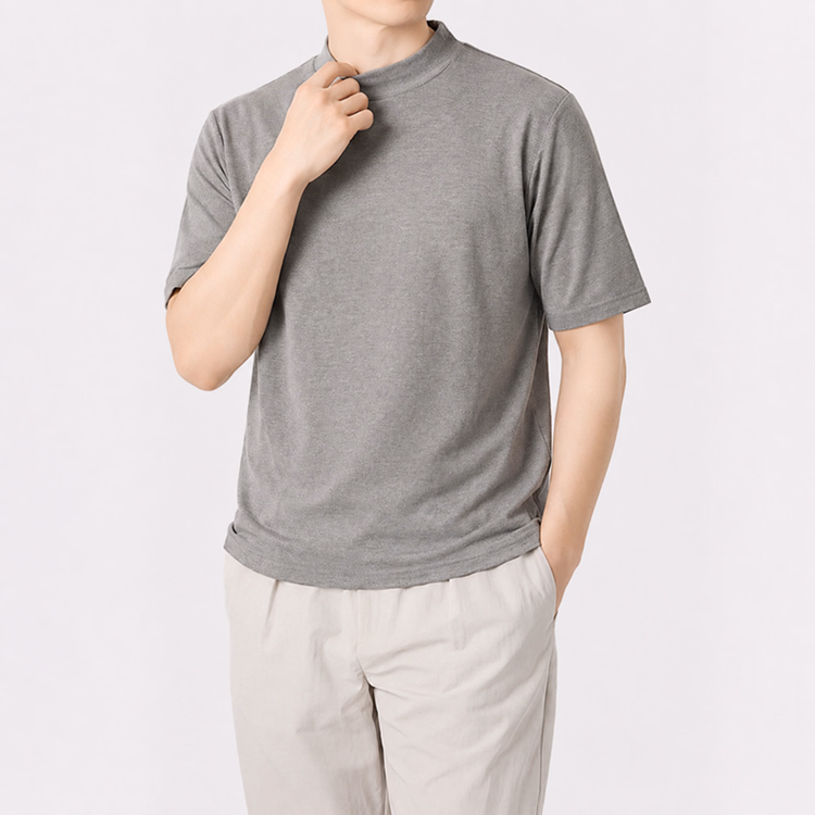 初秋のジャケット専用インナー・4cmモックネック半袖Tシャツ｜アウターを脱いでも、一枚で端正に