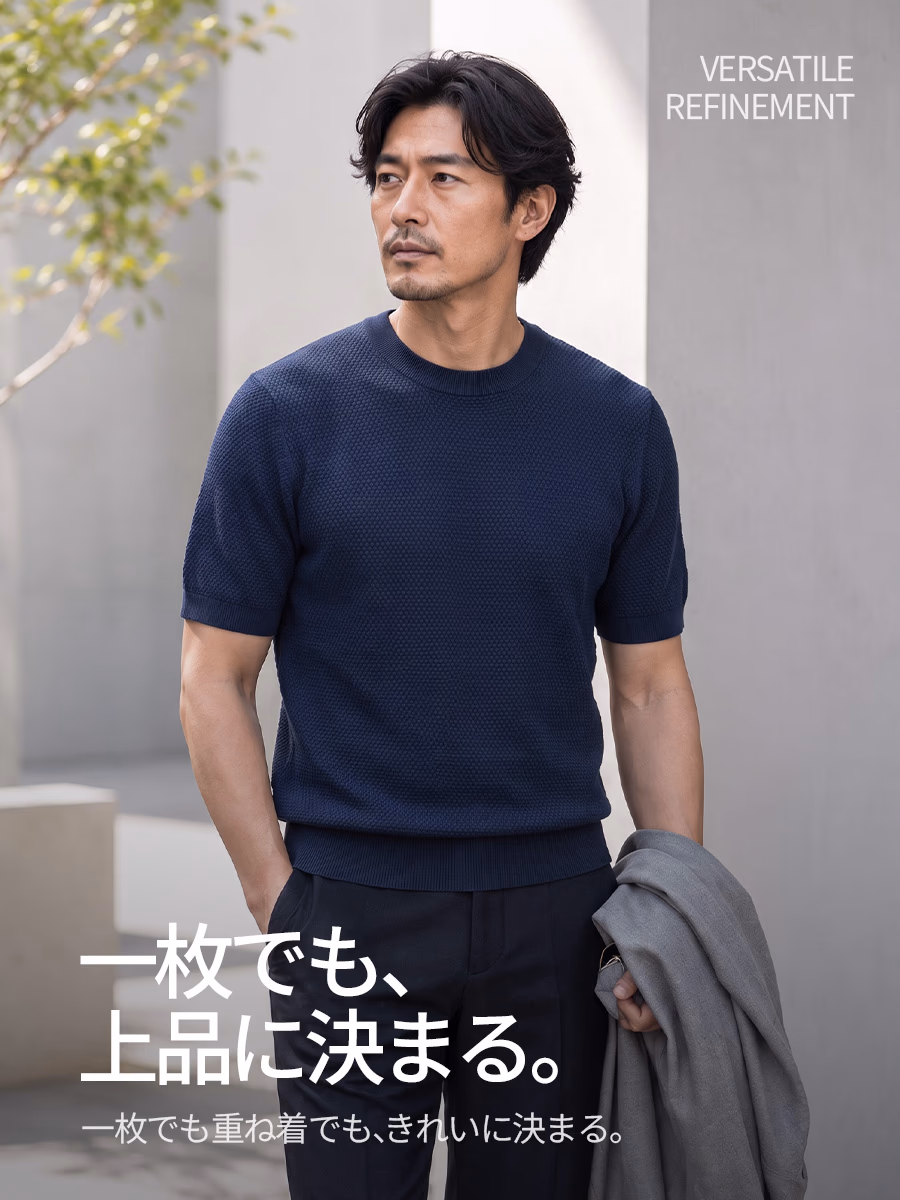 落ち着いたビジネスカラーとナチュラルショルダー
で、一枚でも初秋のジャケットとの重ね着でも、すっきり端正な印象に。
