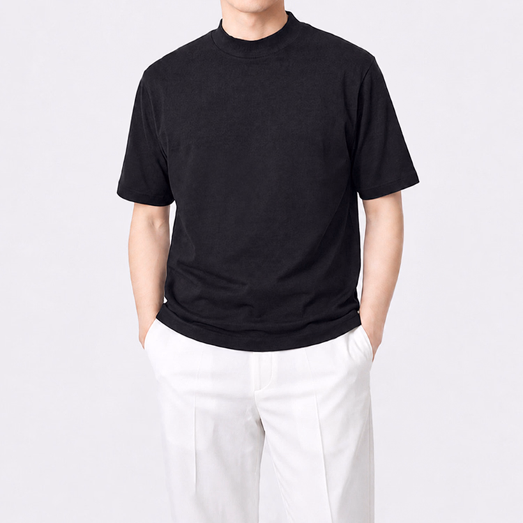 初秋のジャケット専用インナー・4cmモックネック半袖Tシャツ｜アウターを脱いでも、一枚で端正に