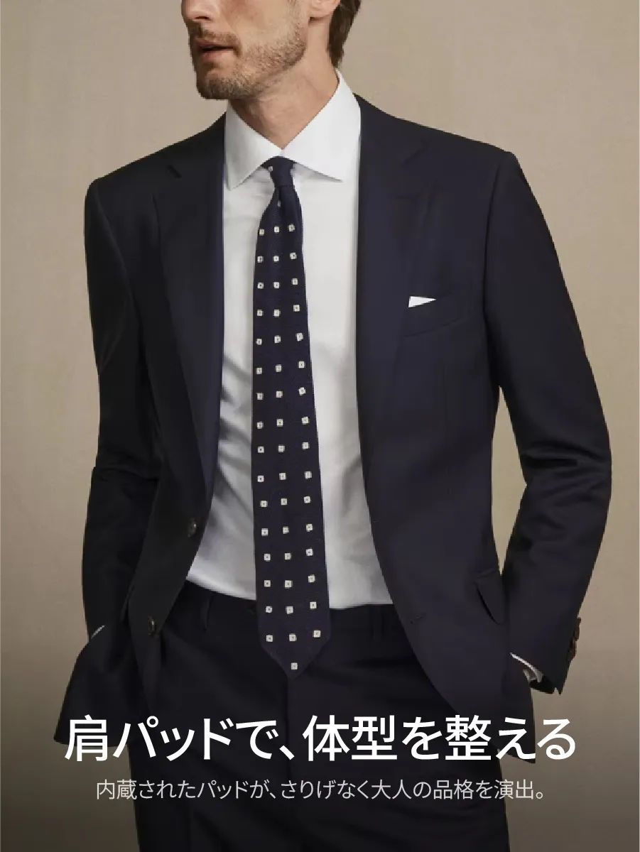 【構築的な肩パッド】肩ラインを美しく整え、洗練された印象に。