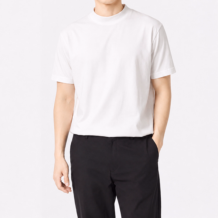 初秋のジャケット専用インナー・4cmモックネック半袖Tシャツ｜アウターを脱いでも、一枚で端正に