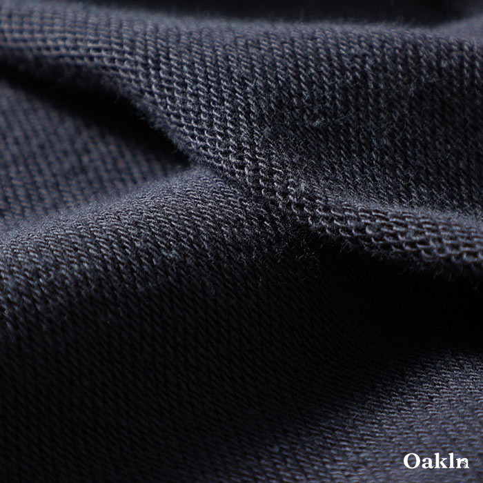 裾にシンプルなタグ付き　無地クルーネックスウェット-oakln