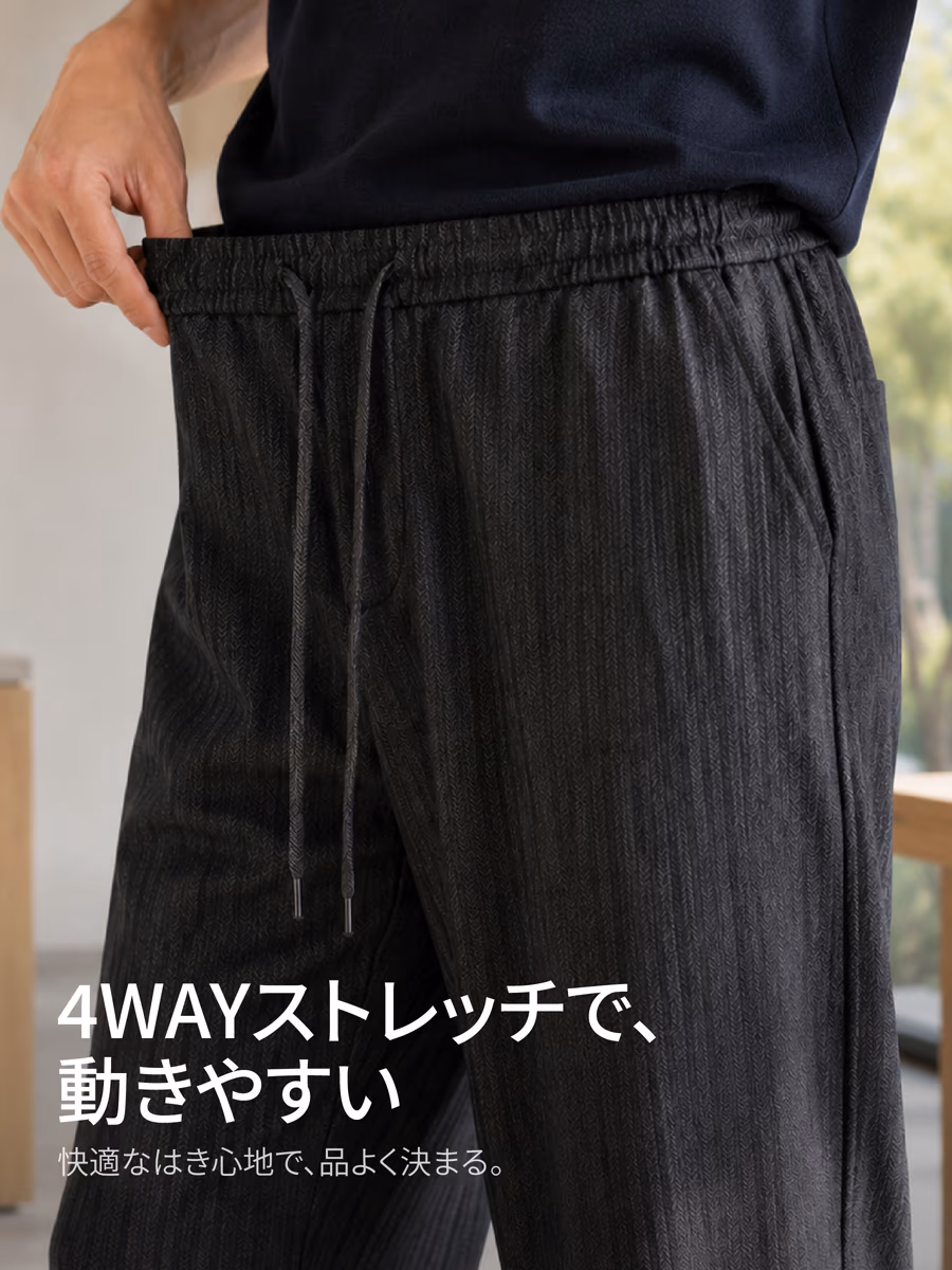 お腹まわりの締め付け感を軽減。4WAYストレッチ素材とドローストリング付きウエストが快適なフィット感を実現する。