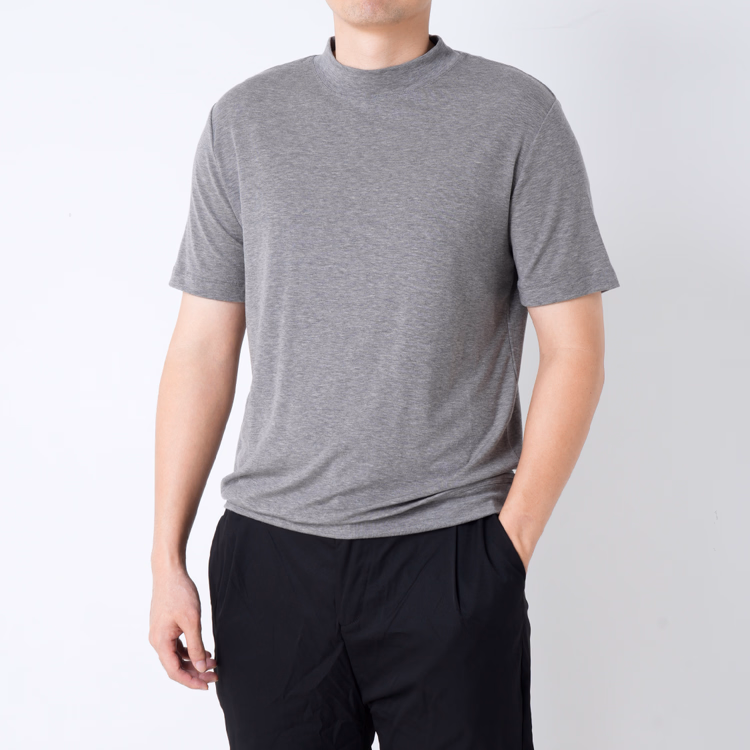 ひんやりとした着心地  洗濯を重ねても縮みにくく型崩れしにくいウール混素材  モックネック半袖Tシャツ