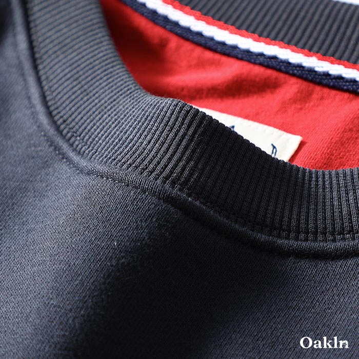 裾にシンプルなタグ付き　無地クルーネックスウェット-oakln