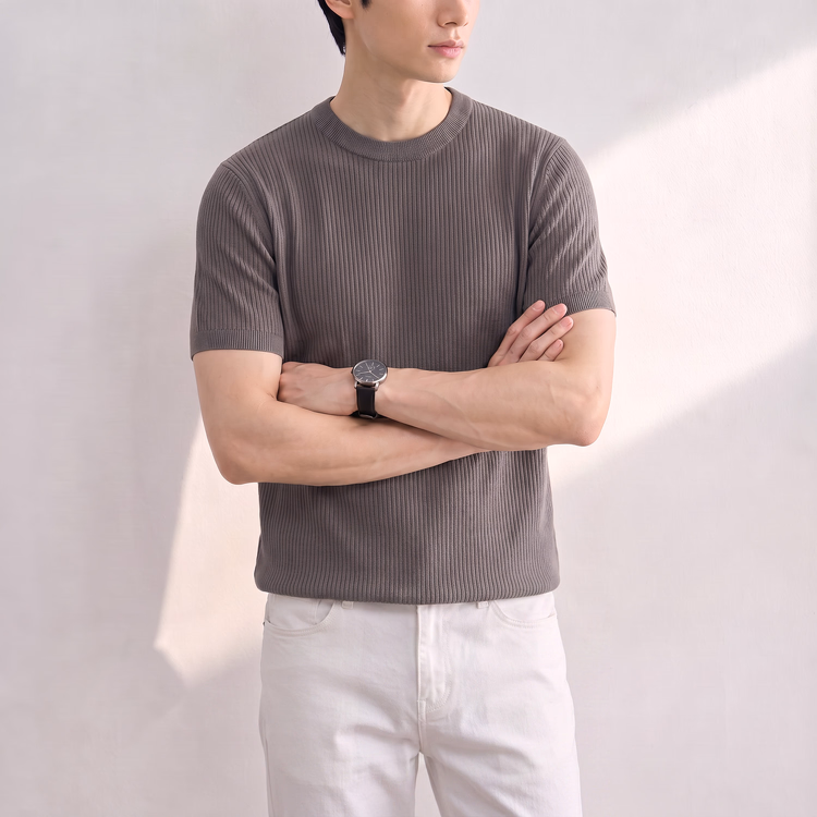 接触冷感＆なめらかな落ち感のあるニットTシャツ  肌にまとわりつきにくく、すっきりとした着姿をキープ