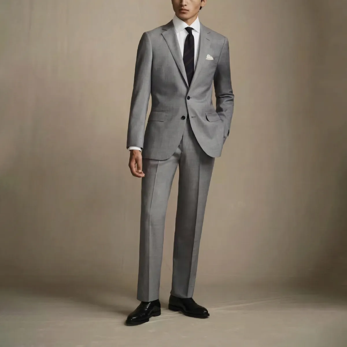 立体的な肩パッドで印象を引き締める　洗えるビジネススリーピーススーツ