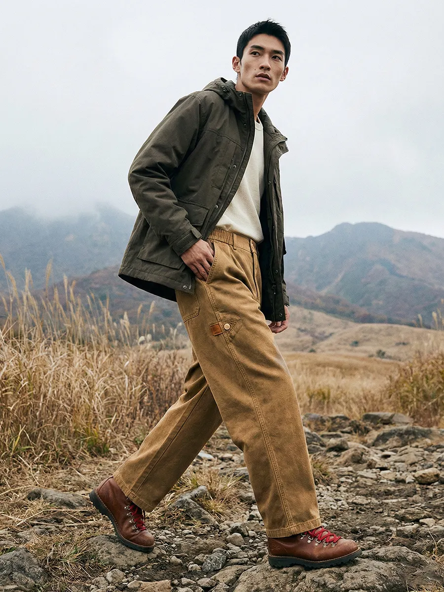 穿くだけですっきり見せ、全体を引き締める。大人のための「程よくテーパード」シルエット