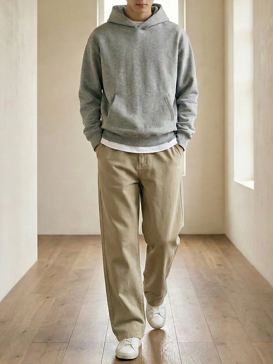 ゆとりがありながら、すっきりとした印象に。体型をカバーするワイドストレートシルエット。