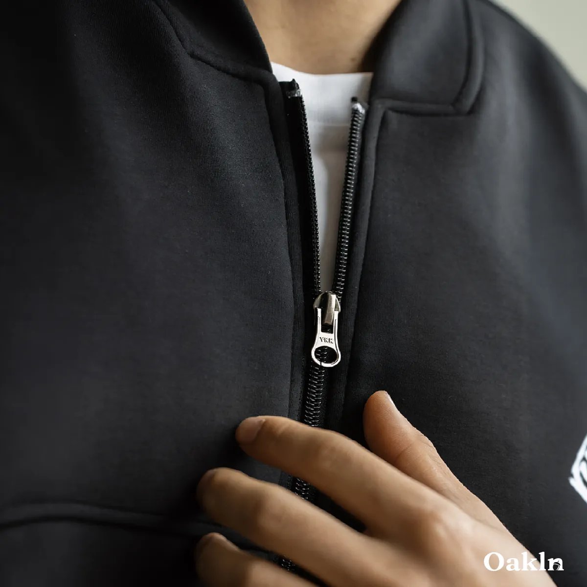 シンプルなコットン素材の立体裁断ジャケット、さっと羽織るだけですっきりした印象に-Oakln