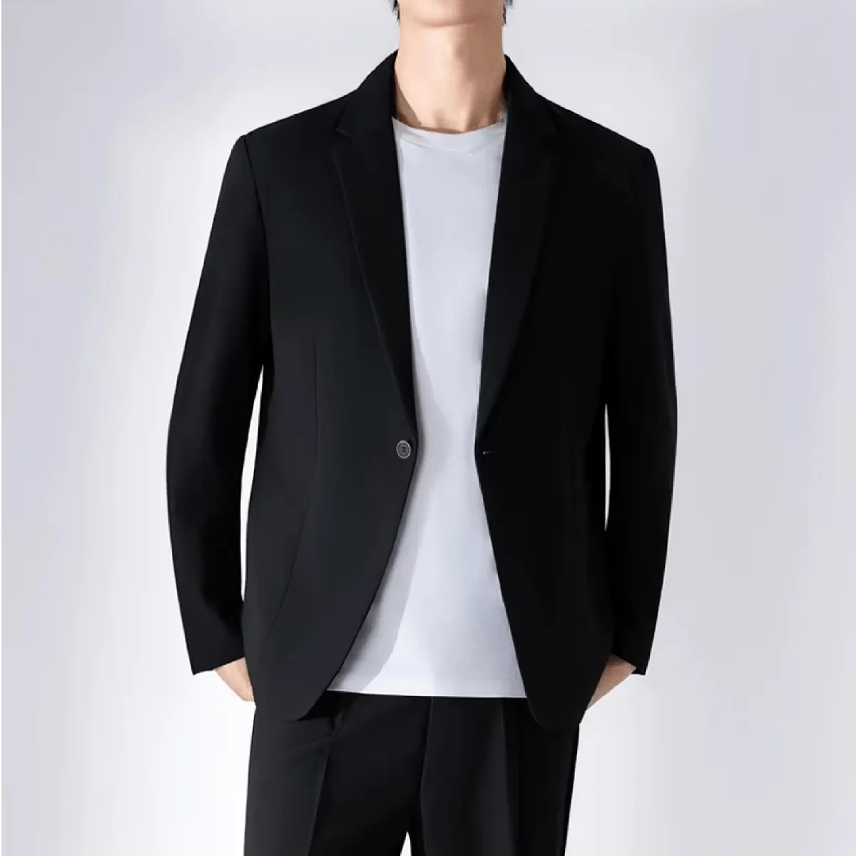 なめらかな落ち感で肌離れがよく、微ストレッチ性とハリ感のあるビジネススーツセットアップ