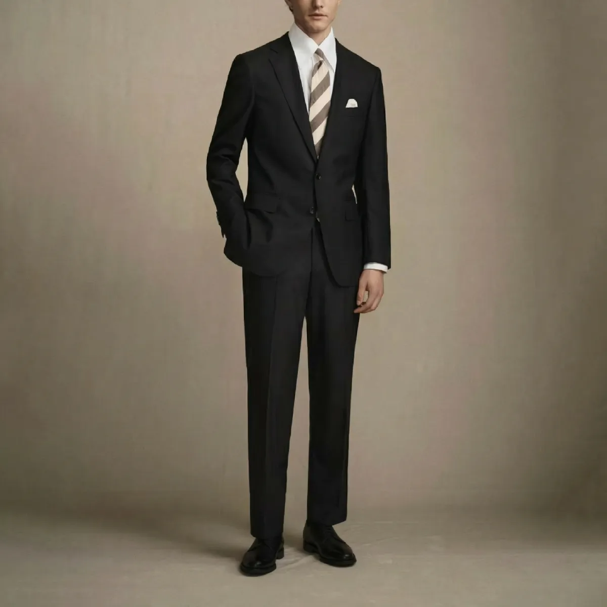 ビジネススリーピーススーツ メンズ 微光沢レーヨン混 シワになりにくい素材 立体的な肩パッドで肩ラインを美しく補整 自宅で洗えるイージーケア仕様 結婚式・面接・通勤に対応 フォーマルスーツセット