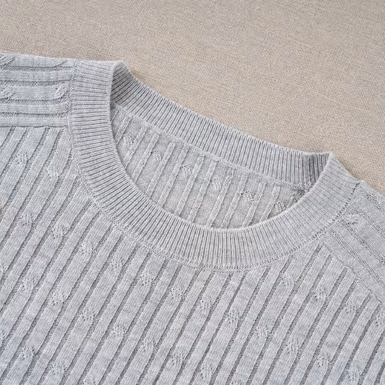 立体的なケーブル編み  ラグランスリーブのさらっと快適なニットTシャツ  洗濯機洗い可  お腹まわりを自然にカバー