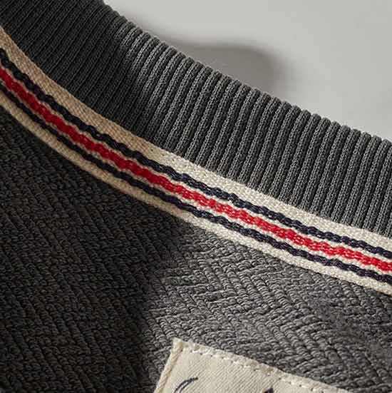 クラシックなVガゼット付き　無地スウェット-oakln