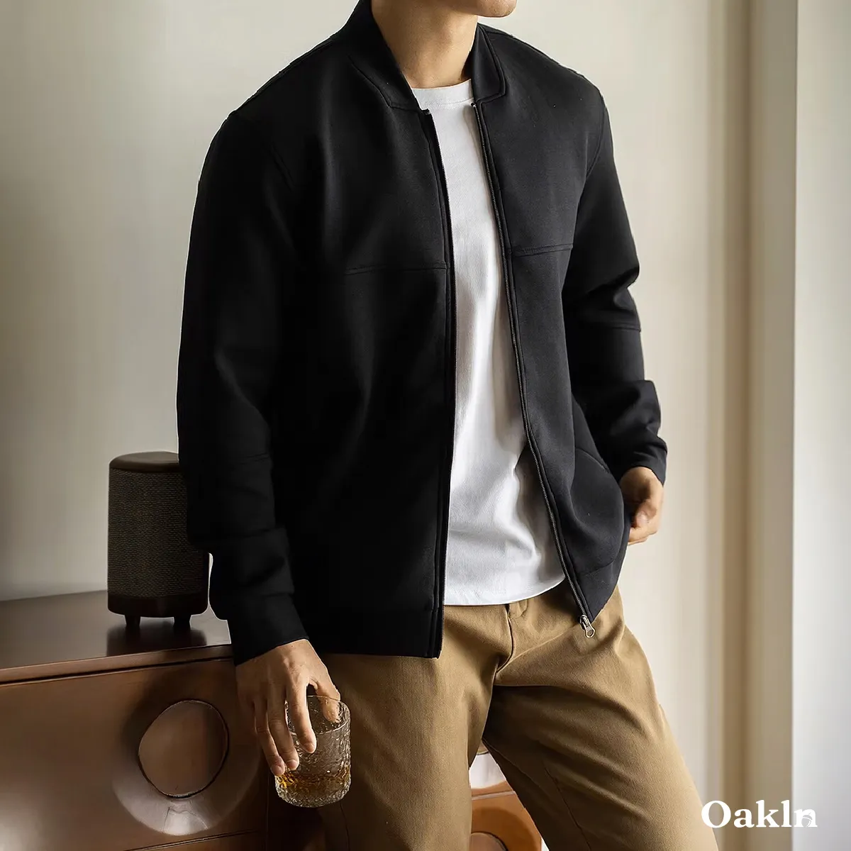 シンプルなコットン素材の立体裁断ジャケット、さっと羽織るだけですっきりした印象に-Oakln