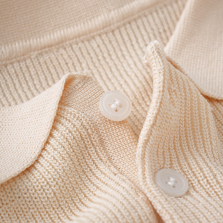 細かな縦編みのニットポロで、一枚でもすっきりシルエットに