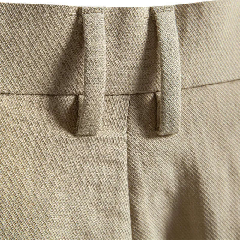 ひんやりとしたリネン混素材　やさしくカバーしながら締めつけにくい大人の余裕を感じるショートパンツ。