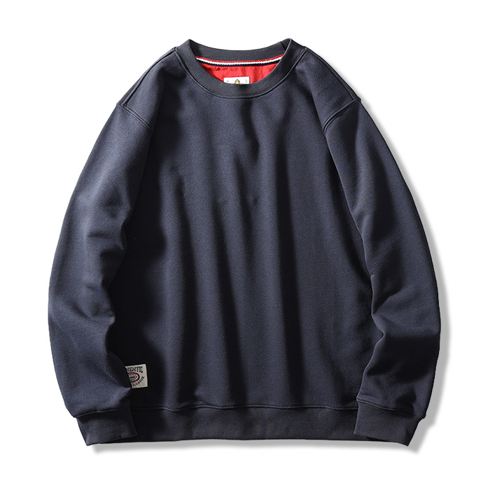 裾にシンプルなタグ付き　無地クルーネックスウェット-oakln