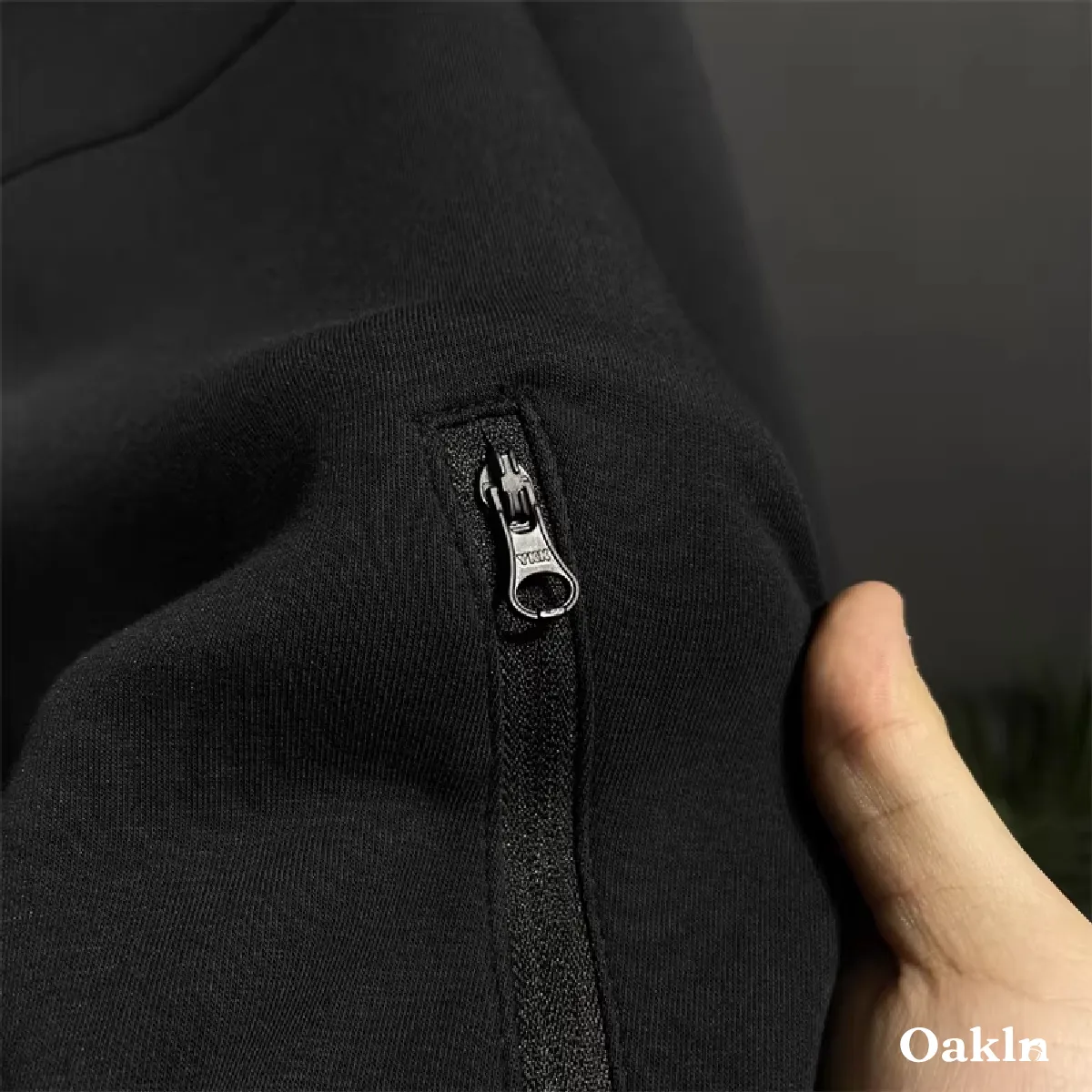 シンプルなコットン素材の立体裁断ジャケット、さっと羽織るだけですっきりした印象に-Oakln