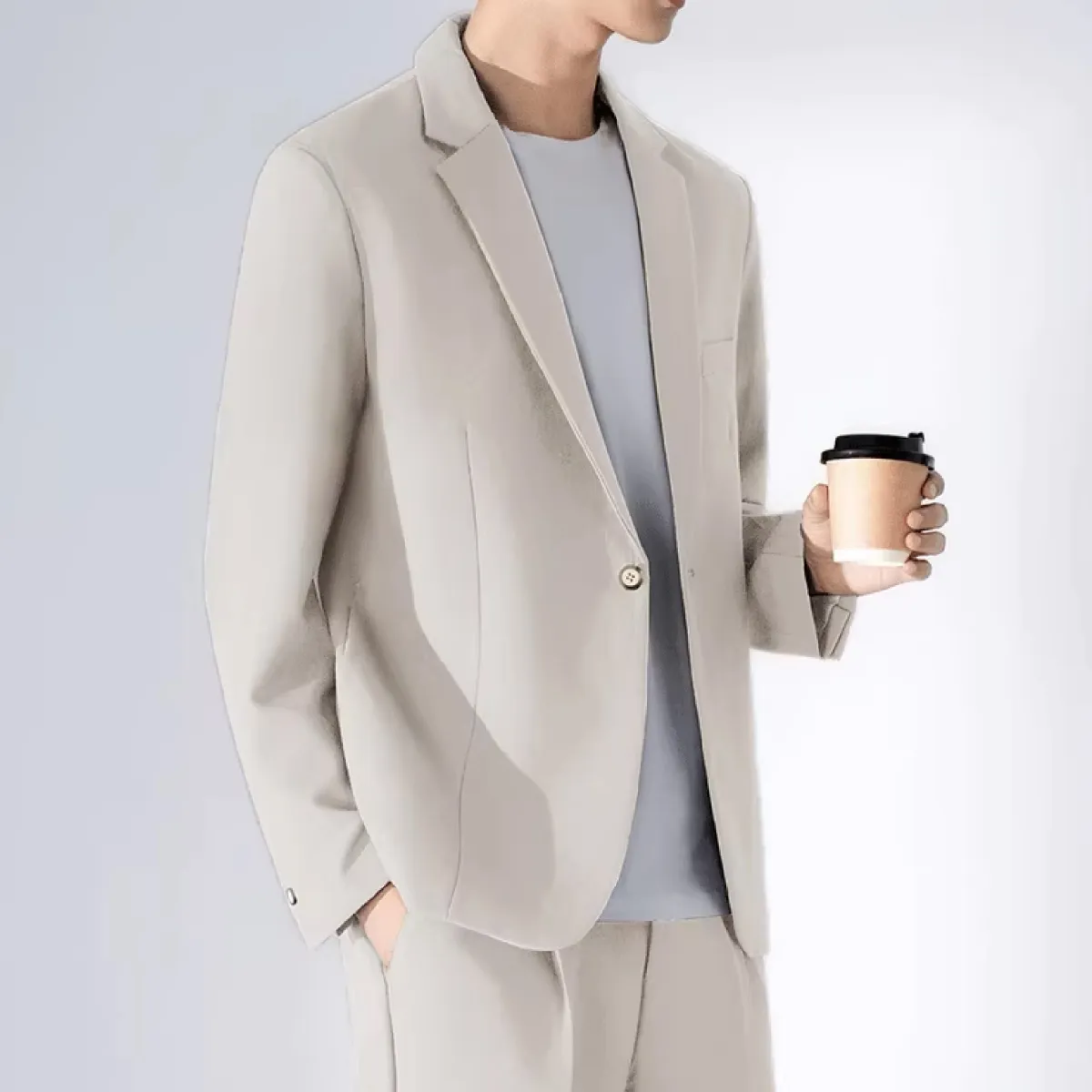なめらかな落ち感で肌離れがよく、微ストレッチ性とハリ感のあるビジネススーツセットアップ