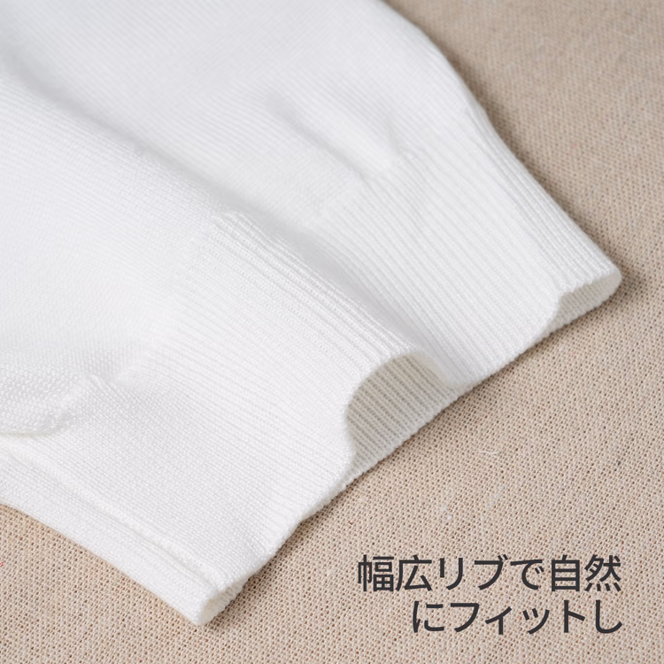 16ゲージの高密度ニットで乳首透けにくい  ジャケットに合わせて、よりすっきりとした印象に