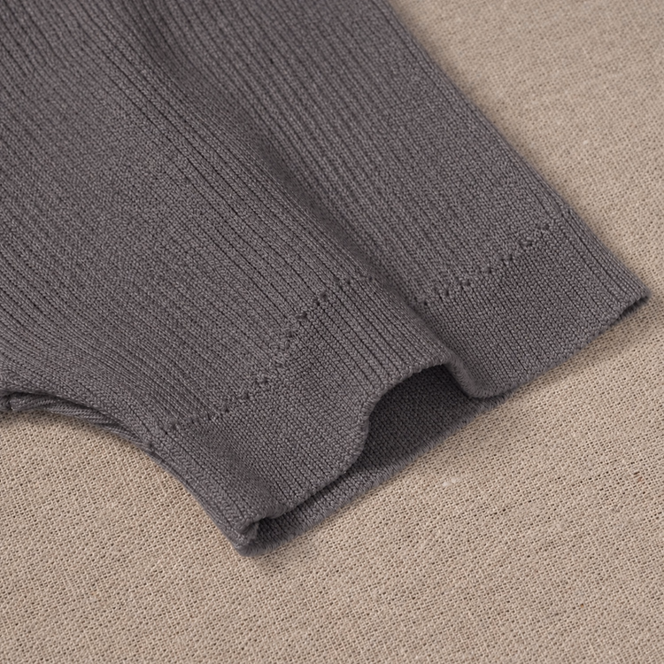 接触冷感＆なめらかな落ち感のあるニットTシャツ  肌にまとわりつきにくく、すっきりとした着姿をキープ