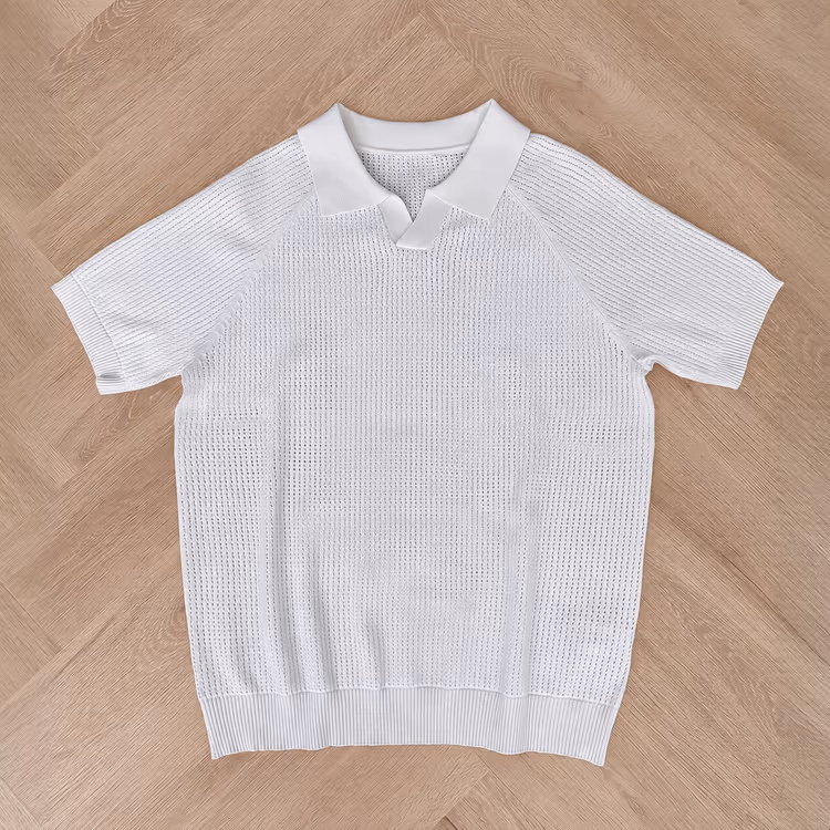 型崩れしにくい 　スキッパーカラー透かし編みニットTシャツ　一枚でも品よく決まる