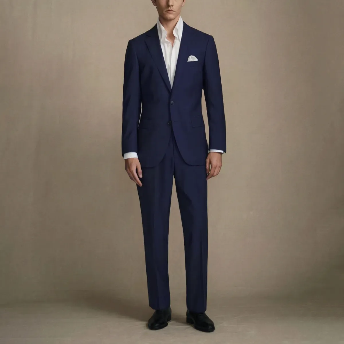 立体的な肩パッドで印象を引き締める　洗えるビジネススリーピーススーツ