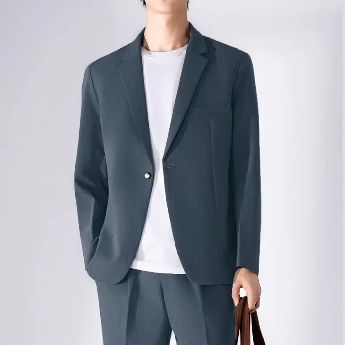 なめらかな落ち感で肌離れがよく、微ストレッチ性とハリ感のあるビジネススーツセットアップ