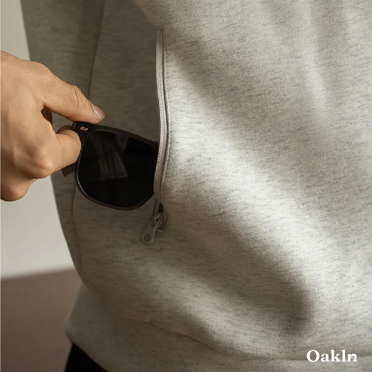 シンプルなコットン素材の立体裁断ジャケット、さっと羽織るだけですっきりした印象に-Oakln