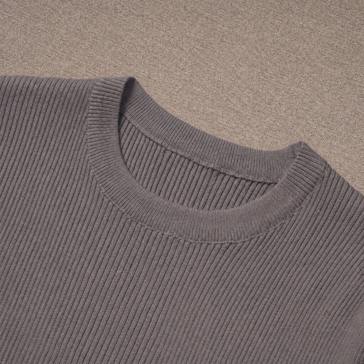 接触冷感＆なめらかな落ち感のあるニットTシャツ  肌にまとわりつきにくく、すっきりとした着姿をキープ