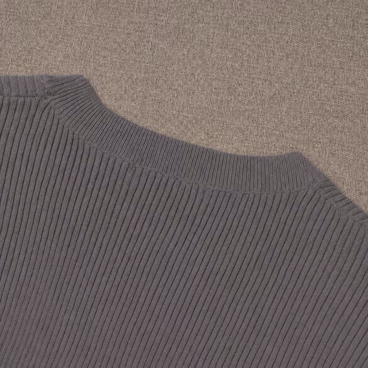 接触冷感＆なめらかな落ち感のあるニットTシャツ  肌にまとわりつきにくく、すっきりとした着姿をキープ